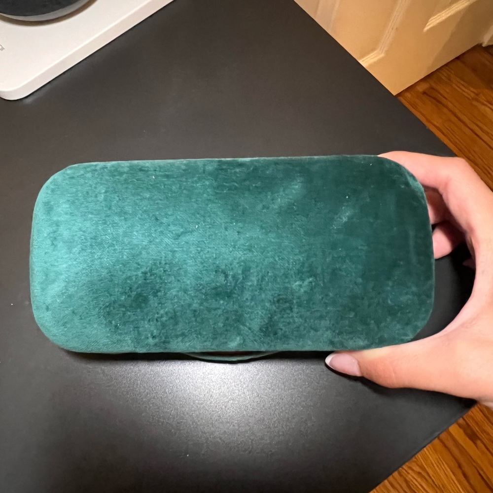 Gucci Sunglasses - flawed, pre-loved condition. - Picture 6 of 8